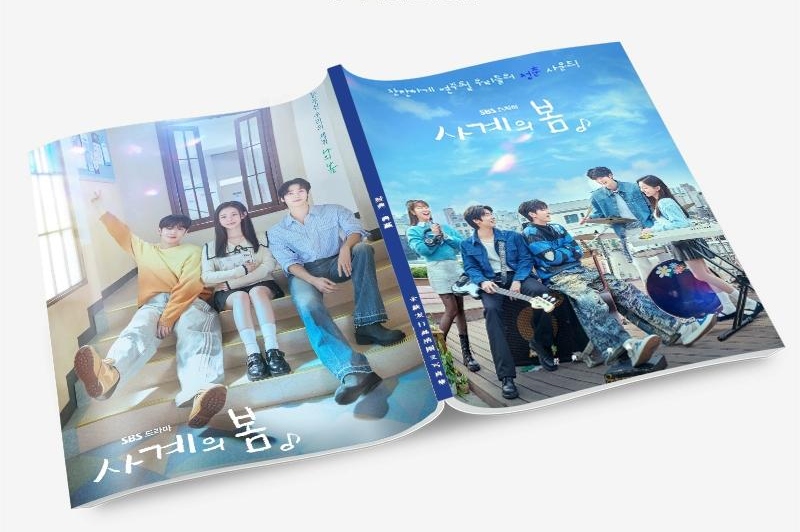 四季の春 写真集1冊 A4ポスター4枚 しおり4枚 LOMOカード10枚 - 華流グッズストア