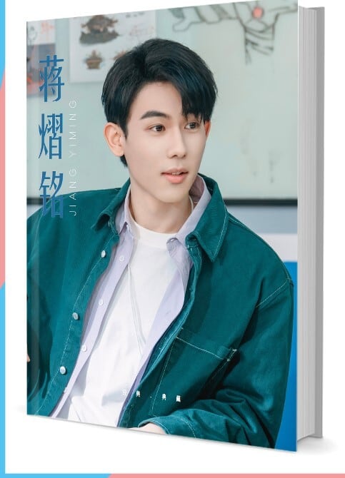 中国俳優『蒋??ジャン・イーミン』写真集1冊 A4ポスター4枚 しおり4枚 LOMOカード10枚 - 華流グッズストア