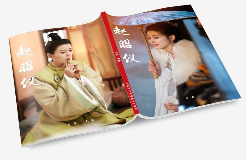 俳優『チャオ・ツァオイー(趙昭儀)』写真集1冊 A4ポスター4枚 しおり4枚 LOMOカード10枚 - 華流グッズストア